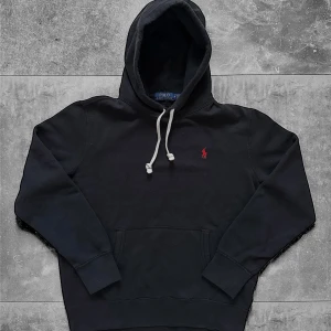 Ralph Lauren Hoodie - Super snygg och bekväm Ralph Lauren Hoodie. Tungt och lent premium material. ⭐️  Perfekt skick 🌟 100% Äkta  ✅  Mått 📏  Storlek: M Bredd: 57 Längd: 65 Ärm: 59  A57