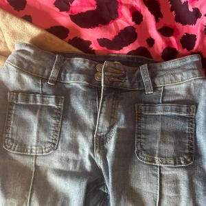 Low waisted Madlady jeans - Low waisted bootcut jeans från Madlady, endast använda ish 4 gånger, längd: short. kom privat för mera bilder