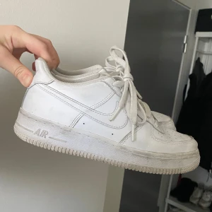 Vita Nike Air Force 1 sneakers - Säljer dessa då dom inte kommer till användning mera. Dom är lite smutsiga men går att tvätta dom. 