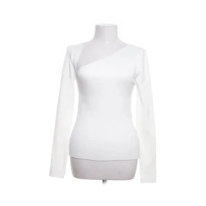 Vit ribbad oneshoulder-tröja - Tröjan har blivit lite missfärgad i tvätten. Dm för bättre bild. 