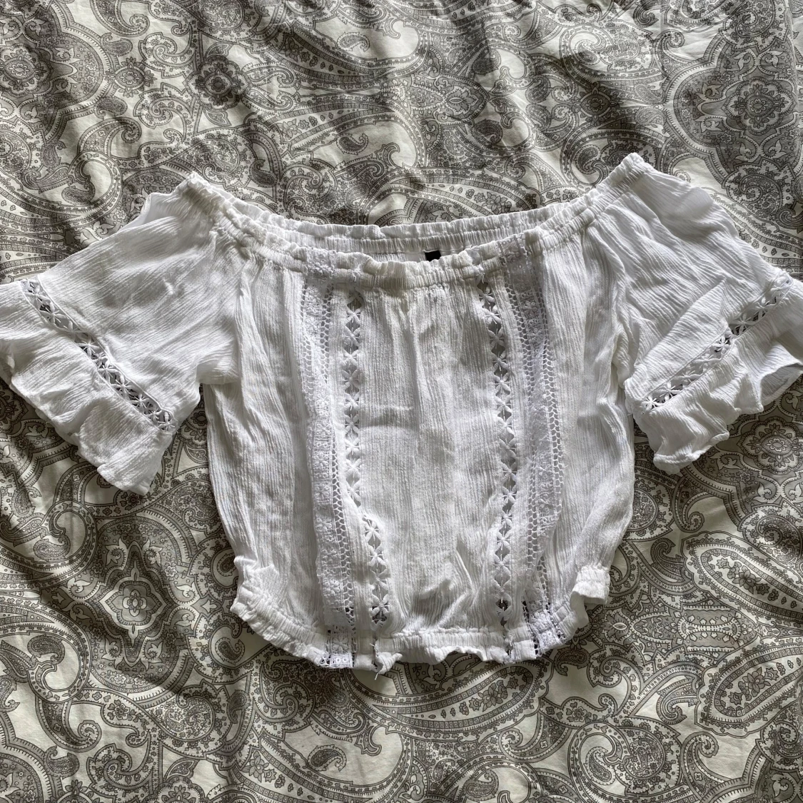 Vit croppad offshoulder blus från H&M Divided