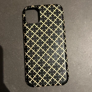 Malene Birger mobilskal, iPhone 11 - Säljer mitt mobilskal till iPhone 11 från by Malene Birger 🌟jättesnyggt och passar till typ alla outfits! Lite slitet i hörnen men verkligen inget man tänker på☺️