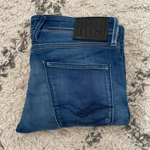 Replay Anbass jeans - Säljer dessa Replay jeans i modellen Anbass! | Skick 9/10 | Nypris +1400kr, säljer endast för 349kr | Hör av dig vid frågor!