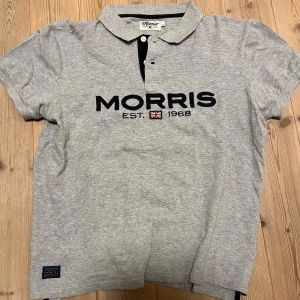 Grå piké t-shirt från Morris - Säljer en snygg grå piké från Morris. Storlek M men sitter nog bättre på S. Vädligt bra skick, inga defekter. Hör av er vid frågor eller om pris