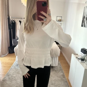 Vit tröja/blus från H&M - Jätte fin vit tröja/blus från H&M. Storlek S. Aldrig använd så den är i nyskick.