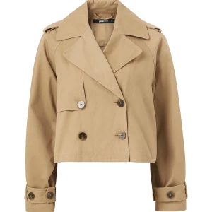 Beige croppad trenchcoat från Gina Tricot - Snygg croppad trenchcoat i beige från Gina Tricot. Jackan har dubbelknäppning, klassisk krage och långa ärmar med knappar vid ärmslut. Perfekt för vår och höst, lätt att styla till jeans eller klänning.