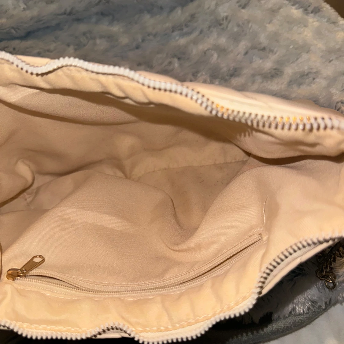 Beige quiltad axelväska med kedjedetalj - 2