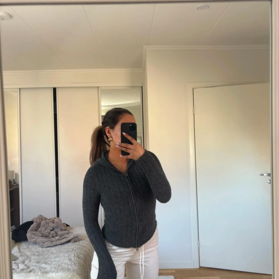 Grå kofta med luva och dragkedja