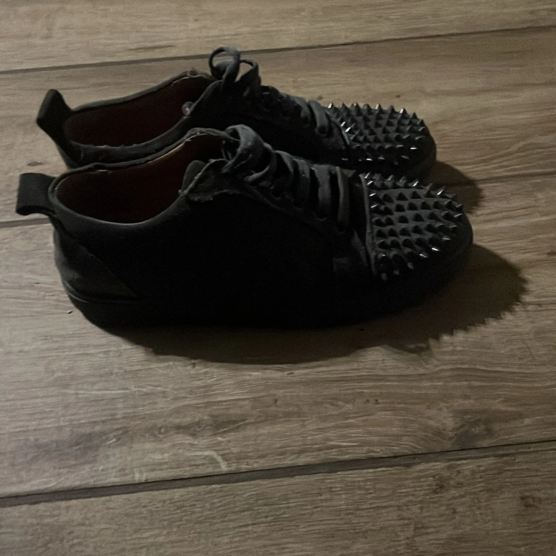 Svarta sneakers med nitar och röd sula - 2