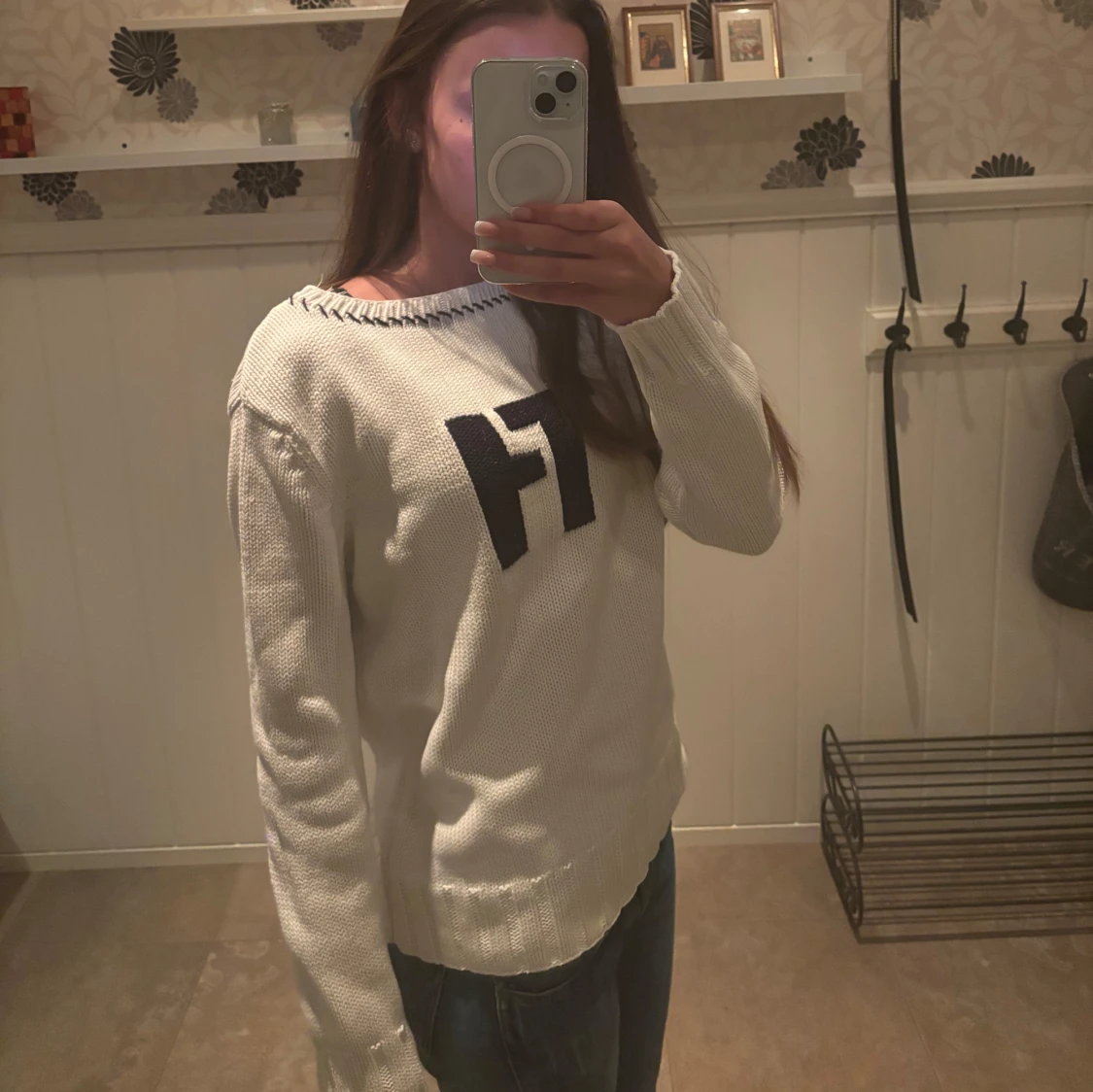 Vit stickad tröja med svart text