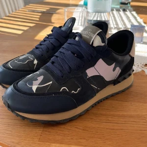 Valentino Rockrunners - Säljer ett par Valentino Rockrunners som e riktigt fräsch priset e dunder lågt pågrund av ingen box kvar och vill bli av med dom så snabbt som möjligt dom e i nästan nyt skick snålt använda om du har frågor hör av dig pris kan diskuteras 
