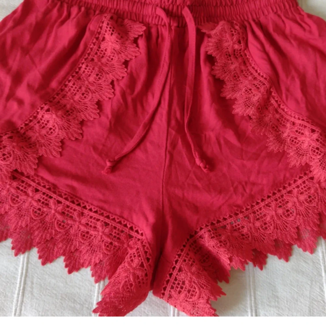 Röda shorts med spetsdetaljer - röda spetsshorts - 1
