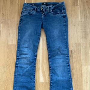 Blå jeans från LTB - Säljer super snygga blå jeans från LTB med mörkblåa detaljer vid midjan och en dubbel ficka på vänster sida💙Modellen heter Valerie och är i storlek 25/32. 