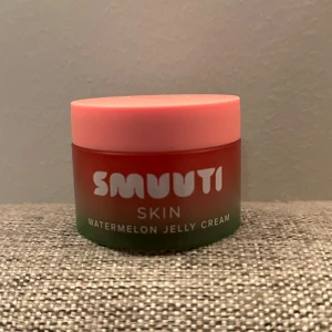 Smuuti Skin Watermelon Jelly Cream - Säljer en Watermelon Jelly Cream från Smuuti Skin. Originalförpackning och aldrig använd! En vegan kräm till dig som vill ha en perfekt återfuktad och klar hy. Krämen innehåller hyaluronsyra och vattenmelonextrakt och gör huden återfuktad, fyllig och klar. 
