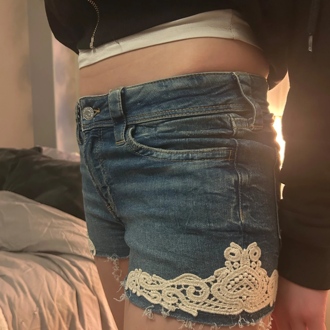 Jeansshorts med spetsdetaljer - 1