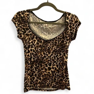 trendig topp från nelly med leopard mönster !! för stor för mig! - Jättesnygg v-ringad leopardmönstrad top! köpt i för stor storlek 😓😓 såååå fin när på sommaren när man är brun eller om man har busat sig!! 💕💕 