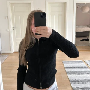 Långärmad topp/kofta - Säljer denna långärmade toppen/koftan från ONLY🥰 Den är i storlek S och det är väldigt skönt material🤍 Aldrig använd!