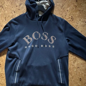 Hugo Boss hoodie - Sliten på armarna annars bra