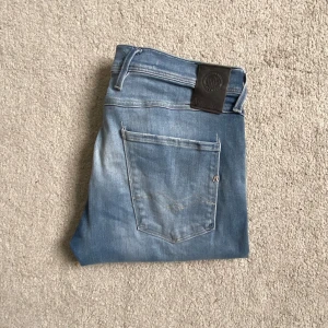 Replay ’Anbass Hyperflex’ jeans | W32 - Säljer ett Replay ’Anbass Hyperflex’ till bra pris! | Size: W32. Skriv till mig för exakta mått. | Skick: 7/10, lite distressing på ena fram fickan samt en fläck på ena benet som borde gå att få bort i tvätten! | Pris: 349kr | Skriv vid frågor & funderingar