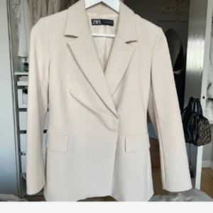 Blazer Zara - Beige blazer från Zara. 