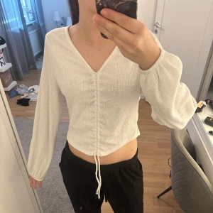 vit fin tröja från Gina tricot  - En jätte fin tröja från Gina tricot, du kan reglera hur lång du vill ha den genom att dra i snörena. Använd fåtal gånger.