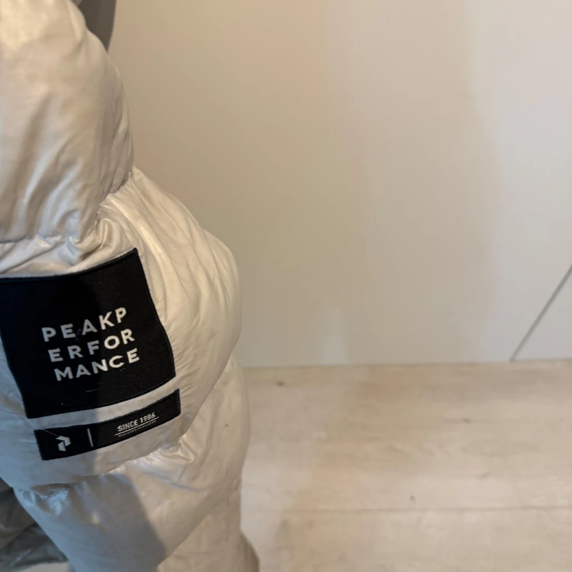 Beige dunjacka från Peak Performance - 2