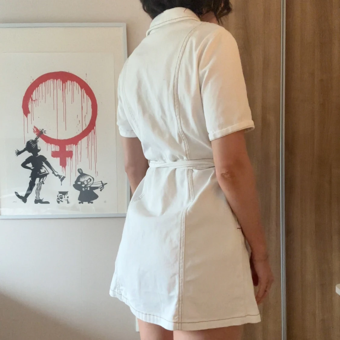 Vit kortklänning med knappar och bälte - 1