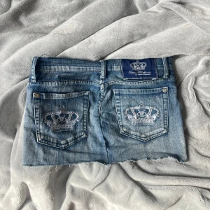 Victoria Beckham vintage lowwaist jeanskjol -  Victoria Beckham lowwaist vintage jeanskjol. Jättebra skick! Har till och med diamanterna kvar på kronorna. Sitter som S❤️ hör av er för fler bilder eller mer info❤️