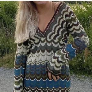 Stickad klänning med missoni mönster - Säljer en stickad långärmad klänning med vågigt mönster i blått, grönt, beige och brunt. Klänningen har v-ringning och är figurnära upptill. Perfekt för sommaren🌸🌸🌸storlek m men passar mig som har s