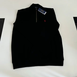 Svart Polo Ralph Lauren half zip - Svart Polo Ralph Lauren half zip, perfekt tunn material inför sommaren! Helt ny, slim fit, storlek S/M, skick 10/10 ENDAST 599kr