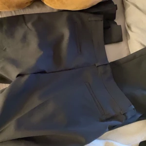 Svarta kostymbyxor med slits - Som nya men har klippt slits på dom själv