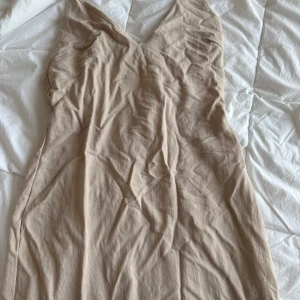 Klänning - Klänning från hm, djup i ryggen, använd fåtal gånger .