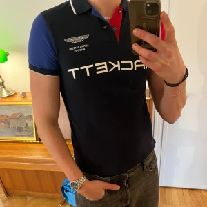 Schysst Hackett piké - Snygg Hackett piké, Aston Martin, storlek är  S/XS, 13/14 år, skick 10/10