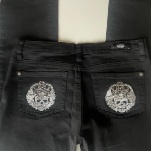 Rock and republic bootcut/slim jeans - Svarta coola vintage rock and republic jeans!  Midjemått:80cm Innerbensmåttet:72cm Ytterbensmått:95cm. Midja 41x2 cm💗 sprättat upp längst ner men skriv så kan jag sy upp innan jag skickar!!!