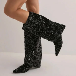 Paljett boots - Boots från Nelly, endast använda en gång och klacken har blivit lite sliten men inget som syns vid användning. Klacken är 3 cm 🤍