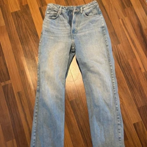 Weekday Rowe jeans - Storlek 28/30. Stretchiga & bekväma. Aldrig använda, Säljes då de är för stora för mig. Jag är 1,68 lång. Rak modell på jeansen. 