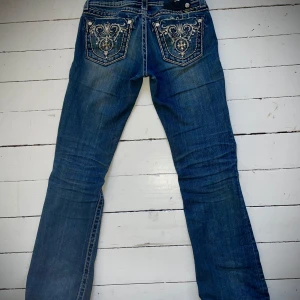 Miss Me Bootcut jeans w27 - Assnygga bootcut jeans från Miss Me! Säljer för att jag har tröttnat på dem. Defekter: ett hål på det vänstra knät, en knapp som saknas på byxornas logga på baksidan och en knappt synlig fläck på framsidan som säkert går bort i tvätten. Pris kan diskuteras, skriv till mig för fler bilder 💞💞