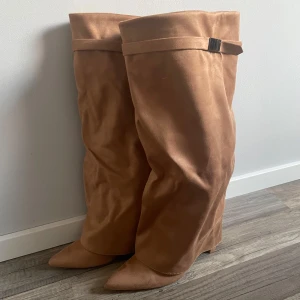 Fold over boots - Supersnygga Fold over shoes från pretty little thing. Endast testade då dem inte passade på mig. Det är en storlek 6 som motsvarar storlek 39. Klacken är ca 9 cm. Skickas i original-förpackningen.