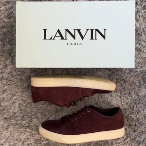 Lanvin UK9 Skor Sneakers - Lanvin Vinröda Sneakers herr  Storlek: UK9 (Passar 44-45) Skick: 8,5/10, enstakad repa på var sin dojja. Nypris: 4999kr Pris: 2390kr Frakt: (hemlevererat spårbart)📦  Tveka inte att höra av dig vid minsta frågan!