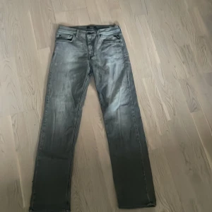 Replay grå jeans straight fit - Säljer ett par grå jeans från Replay med  raka ben. Jeansen har dragkedjegylf och tydliga sömmar på bakfickorna. Perfekta för dig som gillar en enkel och stilren look.