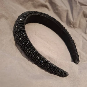 Svart diadem med pärlor - Snyggt svart diadem dekorerat med svarta pärlor och glitter