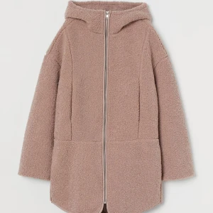 Teddy jacka  - Mysig lila-brun aktig teddyjacka med huva och dragkedja framtill från H&M.  Storlek XS & är oversized. Inga defekter, jättefint skick ❤️den är köpt ca 4 år sedan, går ej att få tag i längre! Men har använts ca 5 gånger 