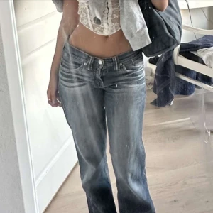 Snygga lågmidjade bootcut jeans  - Säljer ett par lågmidjade Levis 501 jeans i blå tvätt med bootcut. Jättefina men tyvärr för små!! (Acceptabelt skick pga att dragkedjan åker ner ibland. De är klippta längst ner så de passar nån som är ca 160-165, i övrigt superbra skick! Innerbenslängd: 74/75cm. Midjan tvärs över: 39/40cm.) 