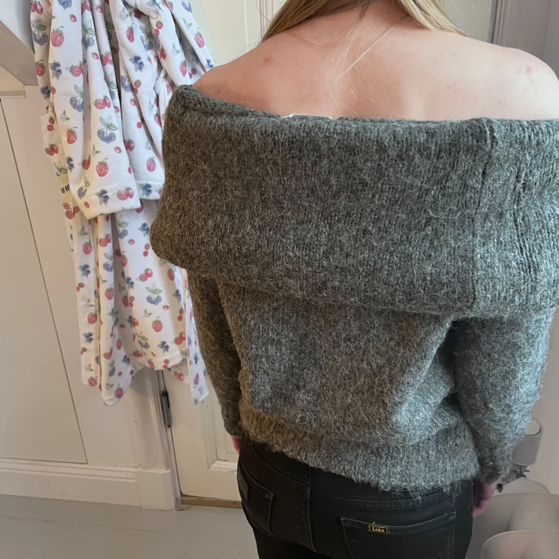 Grå offshoulder stickad tröja - 2