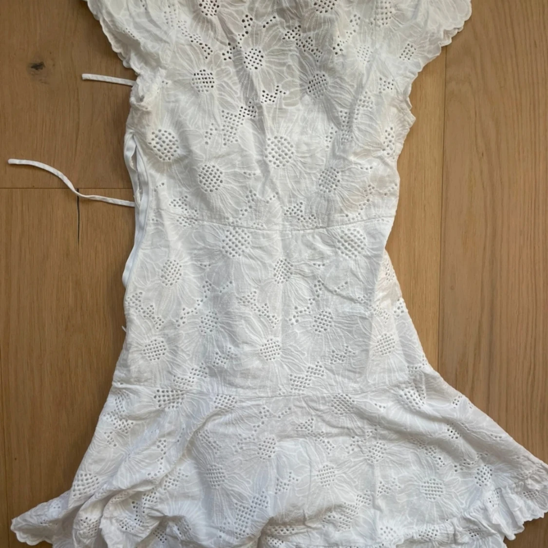 Vit kortklänning med broderade blommor och knyt - 2