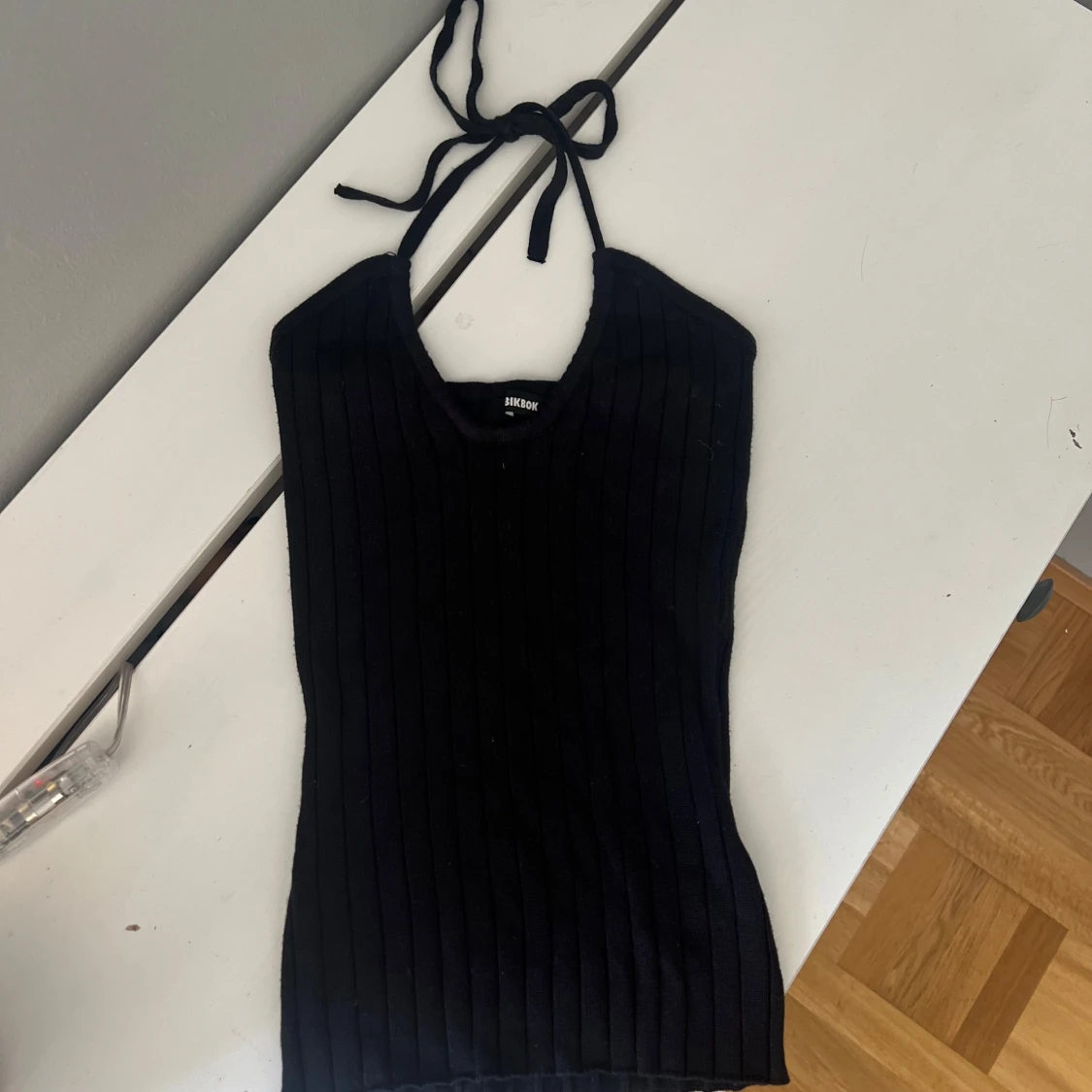 Svart ribbad halterneck linnetopp från Bik Bok