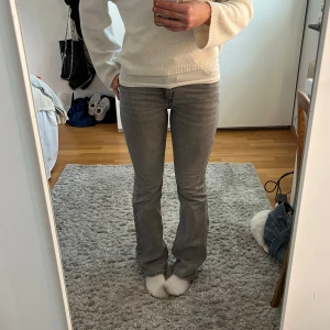 Grå bootcut jeans - Säljer ett par gråa jeans från Gina Tricot med bootcut-modell. Jeansen har klassisk femficksdesign, normal passform och mellan midja. Säljer då de inte används💞