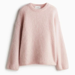 Slutsåld rosa stickad tröja ❤️ - Säljer min rosa stickade tröja från HM då den aldrig kommer till användning ❤️ Den är HELT slutsåld och går inte längre att få tag på 🥰 Den är i mohair därav lite dyrare pris men oxå bättre kvalitet😍