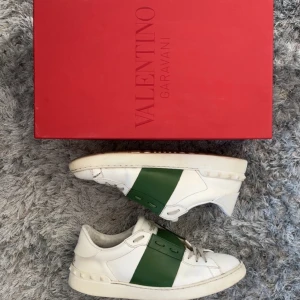 Valentino Garavani Grön / Vit - Storlek: 43 (Passar 43-44) Skick: 6,8/10 Nypris: 7280kr Pris: 2490kr Frakt: (hemlevererat spårbart)📦  Tveka inte att höra av dig vid minsta frågan!