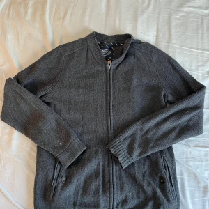 Mörkgrå stickad jacka från Bondelid - Säljer en mörkgrå stickad tröja från Bondelid i storlek small. Perfekt overshirt ni inför sommaren☀️Skick 10/10 knappt använd. Bara att höra av sig vid minsta fråga😊